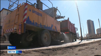Коммунальные службы Якутска проводят весеннюю уборку с помощью специализированной техники
